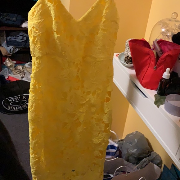 Beautiful yellow lace dress - Picture 3 of 4